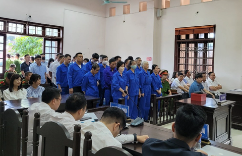 Anh em ‘đại gia lan đột biến’ lần lượt lãnh 36 tháng tù và 42 tháng tù vì khai thác than lậu - Ảnh 1. Các bị cáo nghe tòa tuyên án - Ảnh: NAM ANH