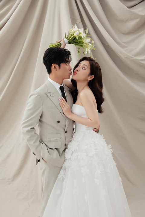 Gin Tuấn Kiệt - Puka tung ảnh cưới, chốt luôn 3 điểm tổ chức đám cưới - Ảnh 5. Và không quên những màn tạo dáng hài hước khiến người hâm mộ phấn khích