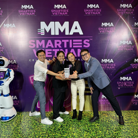 'TKLMEDIA & Vie Channel - By DatVietVAC' ghi dấu tại SMARTIES VietNam 2023 - Ảnh 4. Tập thể TKLMEDIA và Vie Channel tại lễ trao giải Smarties Vietnam 2023