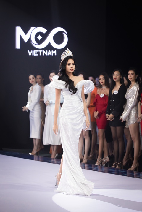Đương kim Hoa hậu Hoàn vũ Việt Nam - Hoa hậu Ngọc Châu xuất hiện đầy phong cách trong trang phục lộng lẫy cùng chiếc vương miện. Cô đảm nhận vai trò Host - đồng hành cùng các thí sinh qua các phần thi. Đương kim Hoa hậu Hoàn vũ Việt Nam - Hoa hậu Ngọc Châu xuất hiện đầy phong cách trong trang phục lộng lẫy cùng chiếc vương miện. Cô đảm nhận vai trò Host - đồng hành cùng các thí sinh qua các phần thi