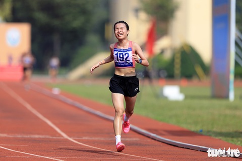 Cảm xúc vỡ òa của Lê Thị Tuyết (sinh năm 2004, Phú Yên) khi lần đầu giành huy chương vàng nội dung 10.000m nữ tại Giải điền kinh vô địch quốc gia Cảm xúc vỡ òa của Lê Thị Tuyết (sinh năm 2004, Phú Yên) khi lần đầu giành huy chương vàng nội dung 10.000m nữ tại Giải điền kinh vô địch quốc gia