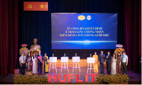 HUFLIT đạt chuẩn kiểm định chất lượng cơ sở giáo dục chu kỳ 2 - Ảnh 1. HUFLIT đón nhận Giấy chứng nhận Kiểm định chất lượng giáo dục từ TTKĐCLGD ĐHQG TP.HCM - Ảnh: HUFLIT