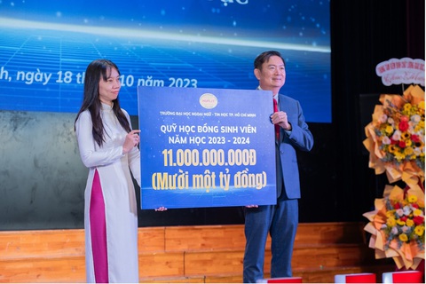 HUFLIT đạt chuẩn kiểm định chất lượng cơ sở giáo dục chu kỳ 2 - Ảnh 3. HUFLIT công bố quỹ học bổng dành cho sinh viên năm học 2023 – 2024 trị giá 11 tỷ đồng - Ảnh: HUFLIT