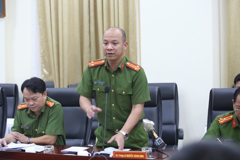 Kế hoạch 'đào tẩu' bất thành của nhóm cướp 3,8 tỉ tại ngân hàng - Ảnh 2. Trung tá Nguyễn Thành Hưng thông tin tại buổi họp báo - Ảnh: NGỌC KHẢI