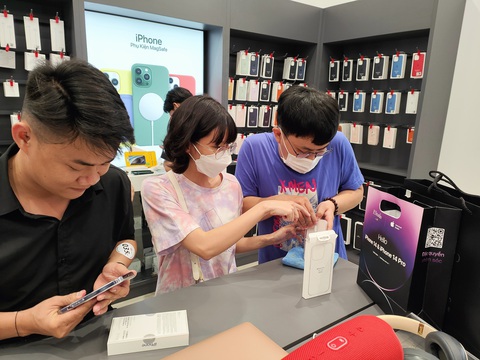 Dù đã ra mắt hơn 1 năm, iPhone 14 vẫn rất hút hàng tại Việt Nam - Ảnh: ĐỨC THIỆN Dù đã ra mắt hơn 1 năm, iPhone 14 vẫn rất hút hàng tại Việt Nam - Ảnh: ĐỨC THIỆN