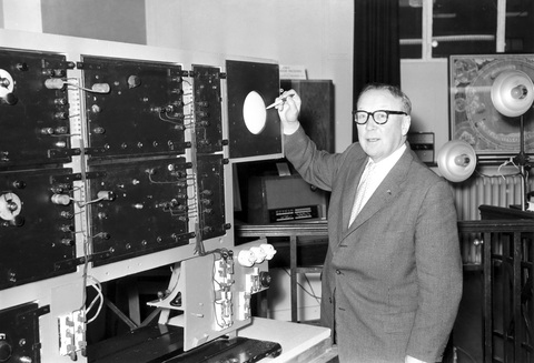 Chiến tranh hiện đại và lưới lửa phòng không - Kỳ 2: Mạng lưới radar cảnh giới sớm ở Anh - Ảnh 1. Nhà khoa học Robert Watson-Watt năm 1935 - Ảnh: blog.sciencemuseum.org.uk
