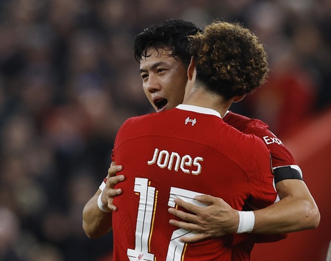 Liverpool thắng 5-1 tại Europa League - Ảnh 1. Tân binh Wataru Endo có bàn thắng đầu tiên trong màu áo Liverpool - Ảnh: REUTERS