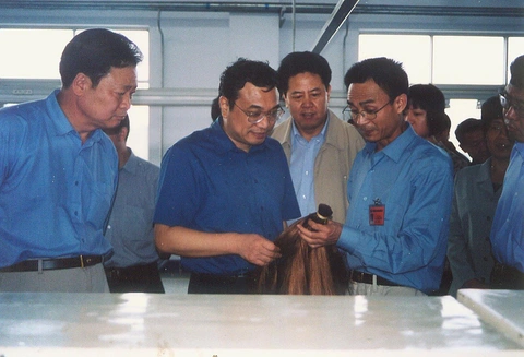 Ông Lý Khắc Cường - từ lãnh đạo cấp tỉnh trẻ nhất lịch sử Trung Quốc tới 10 năm làm thủ tướng - Ảnh 6. Tháng 9-2002, ông Lý Khắc Cường, lúc đó là bí thư Tỉnh ủy Hà Nam, đến thăm một công ty - Ảnh: IFENG