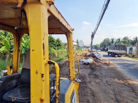 Cầu Rạch Miễu 2 chậm, ai chịu trách nhiệm? - Ảnh 2. Đường dẫn lên cầu Rạch Miễu 2 được thi công cầm chừng - Ảnh: M.TR