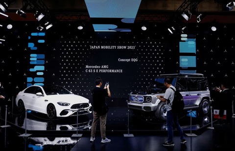 Mercedes-Benz vẫn theo đuổi xe điện, nhưng đánh giá xe xăng dầu gánh doanh thu - Ảnh 1. Hình ảnh gian hàng Mercedes-Benz tại Japan Mobility Show 2023. Theo Edmunds - trang chuyên về dữ liệu và đánh giá ô tô của Mỹ, các đại lý của Mercedes-Benz mất trung bình 82 ngày để bán các mẫu EQ chạy bằng pin trong tháng 9-2023, so với 38 ngày của BMW, 57 ngày của phân khúc xe điện hạng sang nói chung - Ảnh: Reuters
