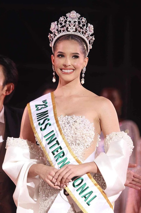 Chung kết Miss International 2023 bị chê thiếu kinh phí, không chuyên nghiệp - Ảnh 4. Màn đăng quang của Andrea Rubio là điểm sáng nhất của chung kết