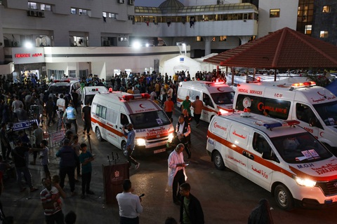 Xe cứu thương chở người dân Dải Gaza bị thương do không kích của Israel đến bệnh viện Al Shifa hôm 15-10 - Ảnh: AFP Xe cứu thương chở người dân Dải Gaza bị thương do không kích của Israel đến Bệnh viện Al Shifa hôm 15-10 - Ảnh: AFP