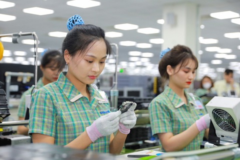 Đẩy mạnh tinh thần đổi mới, sáng tạo trong xây dựng văn hóa kinh doanh - Ảnh 2. Nhân viên Samsung làm việc tại dây chuyền sản xuất điện thoại
