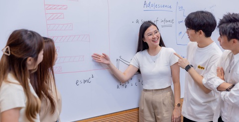 Hong Kong nới lỏng visa đối với Việt Nam: Cơ hội cho người lao động - Ảnh 1. Sinh viên Việt Nam học tập tại Hong Kong. Ảnh: eduhk.hk