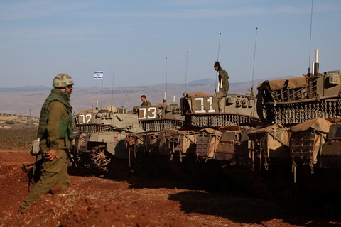 Tin tức thế giới 27-10: Mỹ tăng quân tới Trung Đông; Israel lại úp mở chuyện vào Gaza - Ảnh 1. Quân đội Israel tập trận gần biên giới với Lebanon ngày 26-10 - Ảnh: REUTERS