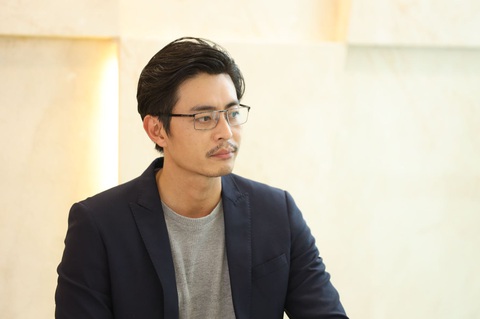 Quốc Huy "lo lắng" khi hóa ông chú ngoài 40 tuổi - Ảnh 2. Quốc Huy vào vai một kỹ sư ngoài 40 tuổi, từng có một đời vợ và bất ngờ phát hiện mình có con trai sau khi vợ cũ qua đời