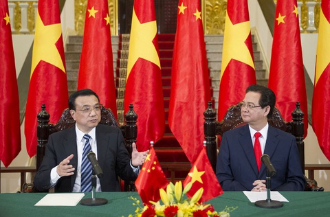 Ông Lý Khắc Cường - từ lãnh đạo cấp tỉnh trẻ nhất lịch sử Trung Quốc tới 10 năm làm thủ tướng - Ảnh 1. Thủ tướng Trung Quốc Lý Khắc Cường và Thủ tướng Việt Nam Nguyễn Tấn Dũng trong ảnh chụp tại Hà Nội ngày 13-10-2013, nhân chuyến thăm chính thức Việt Nam của ông Lý Khắc Cường - Ảnh: TÂN HOA XÃ