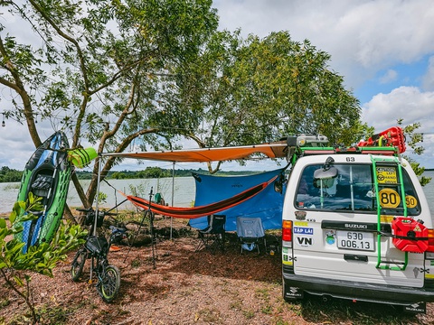 Travel blogger Trần Đặng Đăng Khoa: Xe đi xa 'cùi bắp', ít công nghệ là quá đủ - Ảnh 5. Trần Đặng Đăng Khoa đã lái thử "Sóc" tới nhiều nơi khác nhau để quen xe hơn - Ảnh: NVCC