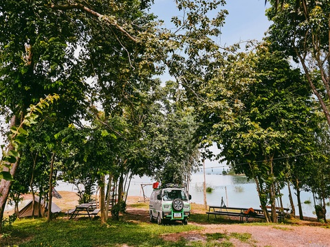 Travel blogger Trần Đặng Đăng Khoa: Xe đi xa 'cùi bắp', ít công nghệ là quá đủ - Ảnh 6. Suzuki Blind Van có điểm trừ là dẫn động cầu sau nên dễ có hiện tượng "quăng đuôi". Nhưng Đăng Khoa luôn thực hiện theo tôn chỉ "chậm là chắc", nên điều đó không ảnh hưởng quá nhiều - Ảnh: NVCC