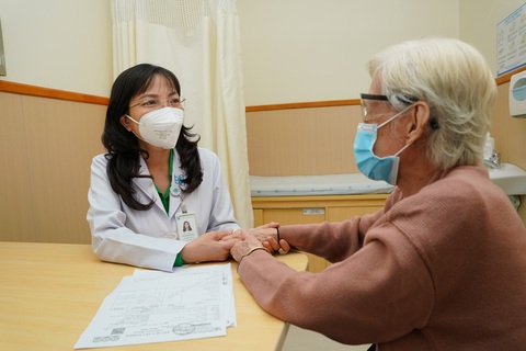 Chương trình tư vấn: hiểu đúng về bệnh loãng xương và cách điều trị - Ảnh 2. TS.BS Cao Thanh Ngọc khám cho người bệnh