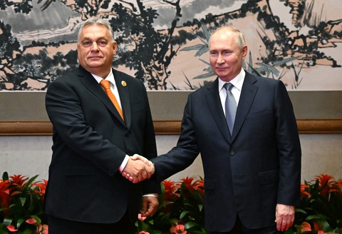Thủ tướng Hungary Viktor Orban (trái) gặp Tổng thống Nga Vladimir Putin ở Bắc Kinh, Trung Quốc, ngày 17-10 - Ảnh: REUTERS Thủ tướng Hungary Viktor Orban (trái) gặp Tổng thống Nga Vladimir Putin ở Bắc Kinh, Trung Quốc, ngày 17-10 - Ảnh: REUTERS