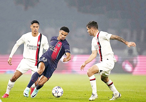 PSG không chỉ có Mbappe - Ảnh 1. Warren Zaïre-Emery (giữa) - ngôi sao mới ở PSG - Ảnh: Reuters