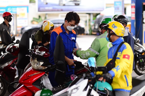 Chính phủ tiếp tục đề xuất giảm thuế cho xăng dầu đến hết năm 2024- Ảnh 1. Giảm thuế bảo vệ môi trường cho xăng dầu - Ảnh: Q.ĐỊNH