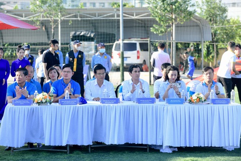 Khởi tranh Giải vô địch bóng đá công nhân toàn quốc 2023 tại Bình Định - Ảnh 3. Các đại biểu và thành viên ban tổ chức tham dự lễ khai mạc