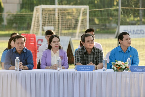 Khởi tranh Giải vô địch bóng đá công nhân toàn quốc 2023 tại Bình Định - Ảnh 2. Các đại biểu tham dự lễ khai mạc sáng 27-10 tại Bình Định - Ảnh: QUANG ĐỊNH