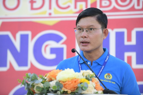 Khởi tranh Giải vô địch bóng đá công nhân toàn quốc 2023 tại Bình Định - Ảnh 4. Ông Nguyễn Mạnh Kiên - phó trưởng Ban Tuyên giáo, Tổng liên đoàn Lao động Việt Nam - phát biểu trong buổi lễ