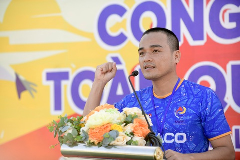 Khởi tranh Giải vô địch bóng đá công nhân toàn quốc 2023 tại Bình Định - Ảnh 6. Cầu thủ Võ Hữu Trí đại diện các cầu thủ dự giải đọc lời tuyên thệ
