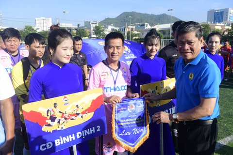 Khởi tranh Giải vô địch bóng đá công nhân toàn quốc 2023 tại Bình Định - Ảnh 8. Các đại biểu tặng hoa, cờ lưu niệm cho các đội bóng tham dự giải