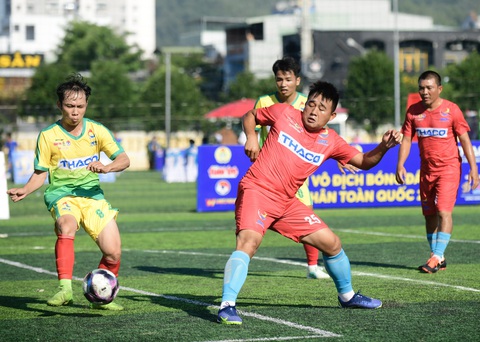 Khởi tranh Giải vô địch bóng đá công nhân toàn quốc 2023 tại Bình Định - Ảnh 9. Ngay sau lễ khai mạc là màn tranh tài sôi nổi của các đội bóng công nhân