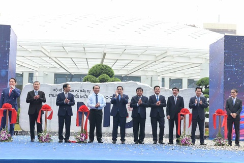 Thủ tướng khánh thành Trung tâm đổi mới sáng tạo quốc gia Hoà Lạc - Ảnh 1. Thủ tướng và các bộ trưởng cắt băng khánh thành Trung tâm Đổi mới sáng tạo quốc gia tại Hòa Lạc - Ảnh: NAM TRẦN