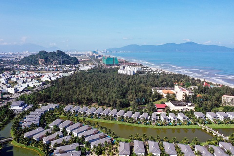Những chính sách nổi bật có hiệu lực trong tháng 11-2023 - Ảnh 1. Nhiều khu du lịch nghỉ dưỡng ven biển TP Đà Nẵng đang chịu áp lực lớn bởi tiền thuê đất tăng vọt sau khi áp bảng giá đất năm 2020 - Ảnh: TẤN LỰC