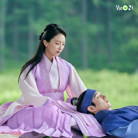 Phim VieON tháng 11: Xuyên không đặc sắc, ngôn tình nóng bỏng - Ảnh 2. Pyo Ye Jin và Kim Young Dae trong “Trăng lên ban ngày”