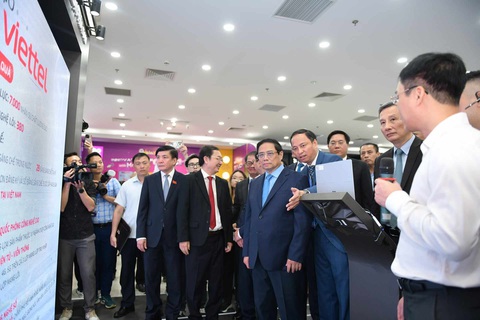Thủ tướng: Vươn lên về khoa học, công nghệ mới bắt kịp thế giới - Ảnh 1. Thủ tướng trao đổi với đại diện doanh nghiệp tại VIIE 2023 - Ảnh: NAM TRẦN