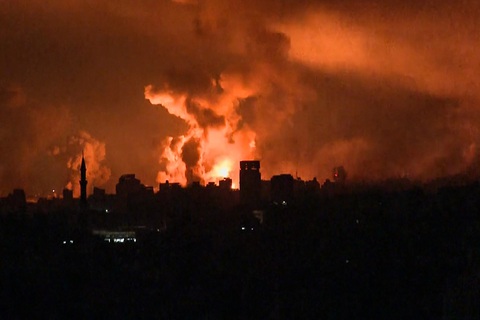 Các vụ tấn công của Israel thắp sáng Gaza tối ngày 27-10 - Ảnh: AFP Hỏa lực tấn công ngút trời của Israel trên Dải Gaza vào tối 27-10 - Ảnh: AFP