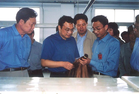 Lý Khắc Cường - nhà kỹ trị thực tài - Ảnh 2. Tháng 9-2002, ông Lý Khắc Cường, lúc đó là bí thư Tỉnh ủy Hà Nam,đến thăm một công ty - Ảnh: IFENG