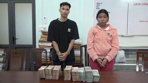 Vụ cướp 3,8 tỉ đồng ngân hàng ở Hóc Môn: Mang theo bom giả đe dọa - Ảnh 3. Mỹ (trái) và Tuyền tại cơ quan công an - Ảnh: Công an cung cấp