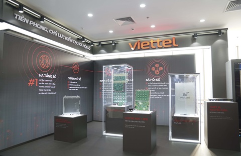 Gian hàng Viettel được thiết kế theo mô hình triển lãm Digital đa chiều, kết hợp giữa trình diễn giải pháp công nghệ và những hình ảnh truyền cảm hứng mang tính nghệ thuật Gian hàng Viettel được thiết kế theo mô hình triển lãm Digital đa chiều, kết hợp giữa trình diễn giải pháp công nghệ và những hình ảnh truyền cảm hứng mang tính nghệ thuật