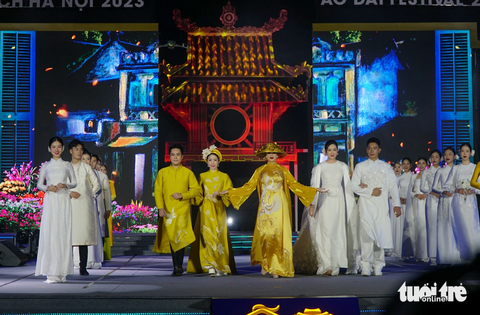 Lễ hội áo dài du lịch Hà Nội 2023 khai mạc với đêm diễn lung linh sắc màu mang đậm nét son Hà Nội - Ảnh: NGUYỄN HIỀN Lễ hội áo dài du lịch Hà Nội 2023 khai mạc với đêm diễn lung linh sắc màu mang đậm nét son Hà Nội - Ảnh: NGUYỄN HIỀN