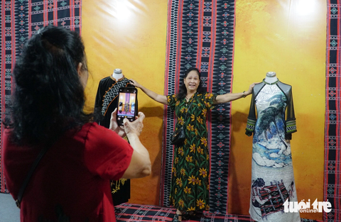 Bà Nguyễn Thị Luận (quận Đống Đa, Hà Nội) check in tại lễ hội áo dài du lịch Hà Nội 2023 - Ảnh: NGUYỄN HIỀN Bà Nguyễn Thị Luận (quận Đống Đa, Hà Nội) check-in tại Lễ hội áo dài du lịch Hà Nội 2023 - Ảnh: NGUYỄN HIỀN