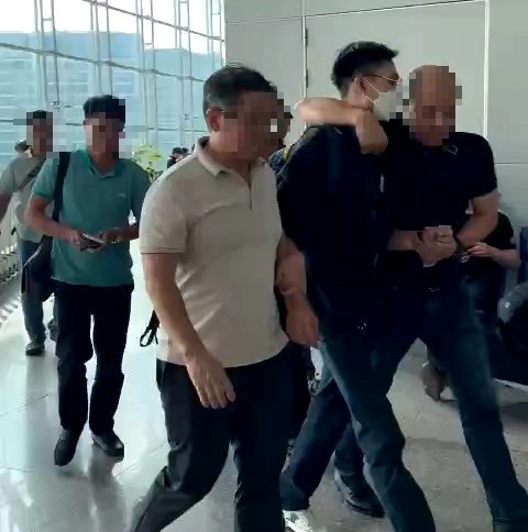 Vụ cướp 3,8 tỉ đồng ngân hàng ở Hóc Môn: Mang theo bom giả đe dọa - Ảnh 2. Mỹ bị bắt tại sân bay - Ảnh: Cắt từ video