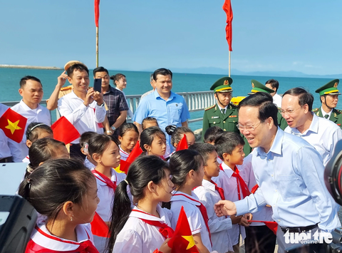 Phát triển kinh tế xanh, đưa Cô Tô thành huyện tiêu biểu - Ảnh 2. Chủ tịch nước Võ Văn Thưởng ân cần hỏi thăm các cháu thiếu nhi tại khu vực cầu cảng Cô Tô - Ảnh: TIẾN THẮNG