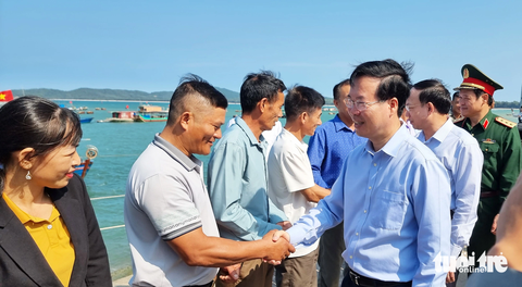 Phát triển kinh tế xanh, đưa Cô Tô thành huyện tiêu biểu - Ảnh 3. Chủ tịch nước Võ Văn Thưởng thăm bà con ngư dân tại huyện đảo - Ảnh: TIẾN THẮNG