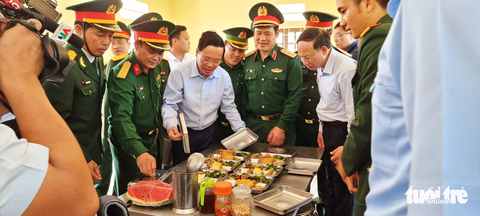 Phát triển kinh tế xanh, đưa Cô Tô thành huyện tiêu biểu - Ảnh 5. Chủ tịch nước Võ Văn Thưởng kiểm tra chất lượng bữa ăn của cán bộ, chiến sĩ tiểu đoàn phòng thủ đảo Cô Tô