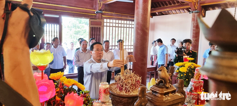 Phát triển kinh tế xanh, đưa Cô Tô thành huyện tiêu biểu - Ảnh 7. Chủ tịch nước Võ Văn Thưởng thắp hương tại đền thờ Bác Hồ trên huyện đảo Cô Tô - Ảnh: TIẾN THẮNG