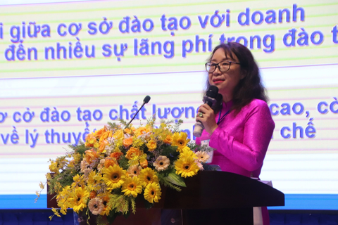 Nhân lực du lịch: ‘Thừa thợ không chuyên, thiếu thợ chuyên nghiệp’ - Ảnh 1. ThS Nguyễn Thị Diễm Tuyết, phó trưởng khoa du lịch Trường đại học Văn Hiến, trình bày tham luận tại hội thảo ngày 28-10 - Ảnh: THU GIANG