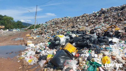 Nhiều doanh nghiệp ‘xếp hàng’ chờ Kiên Giang kêu gọi đầu tư xử lý rác Phú Quốc - Ảnh 1. Bãi rác tạm Đồng Cây Sao (xã Cửa Dương, TP Phú Quốc) rác thải sinh hoạt thời gian qua chất cao như núi - Ảnh: CHÍ CÔNG